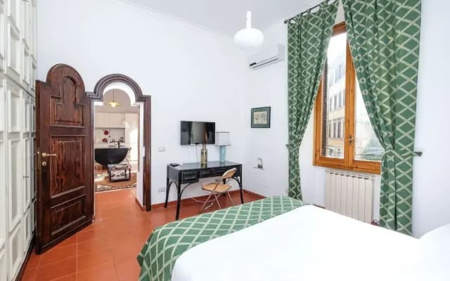 Rustic Retreat on Cobblestone Street - photo 5