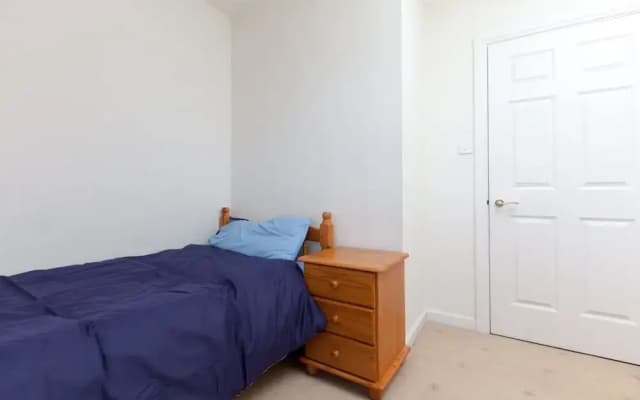 Bright, Modern 2BR Flat for 3 With Parking - photo 2