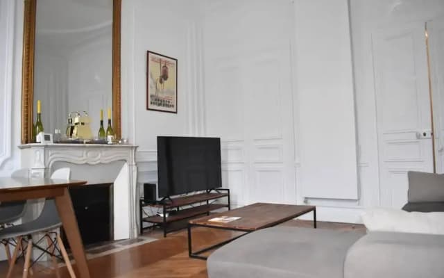Parisian Apartment In Prime Location - photo 2