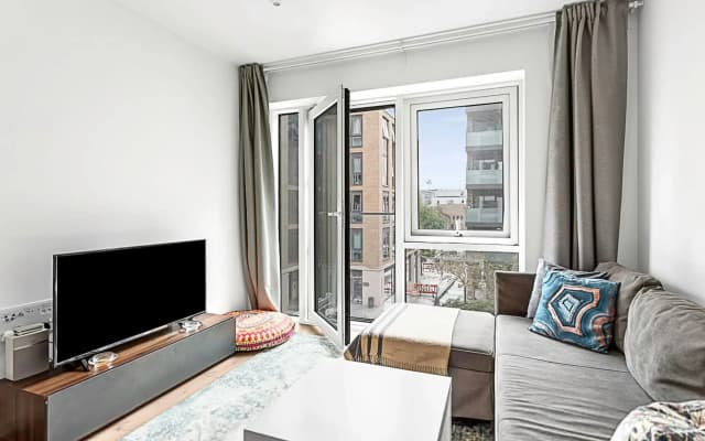 Stylish Flat In Battersea Reach - photo 4