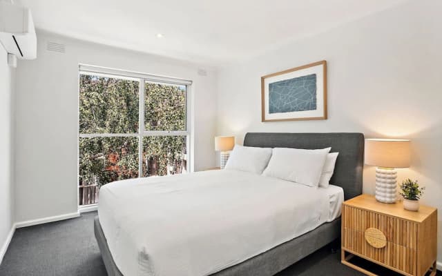 Bright 2-bed Apartment in South Yarra - photo 2