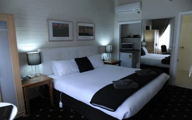 Norwood House Motel & Reception Centre - photo 4