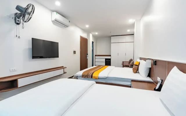 Golden Crown Hotel - photo 3
