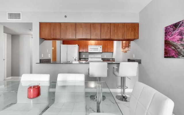 The Club at Brickell Bay Luxury Suites - photo 4