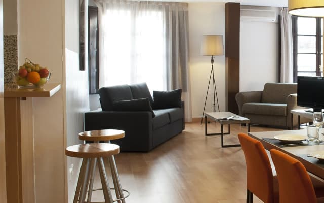 Aspasios Plaza Real Apartments - photo 2