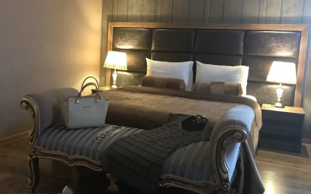Green Queen Hotel - photo 3