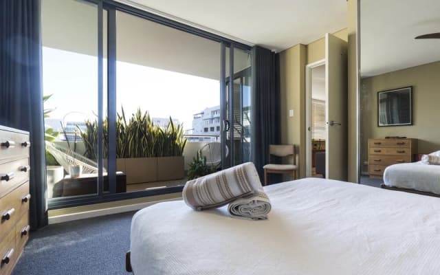 Spacious 1 Bedroom Apt Close To Green Square & Pool - photo 3