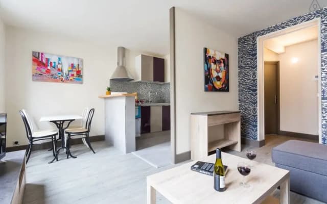 Bright Renovated Parisian Apartment - photo 3