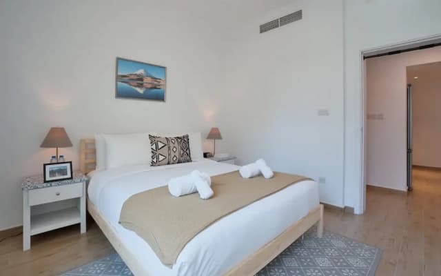 Luxurious Apt with Balcony The Greens Dubai - photo 2