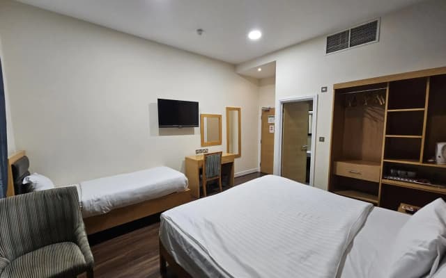 Cromwell International Hotel - photo 2