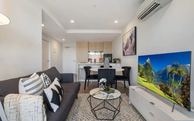 Chic 1-bed With Parking, Gym, Pool & City Views - photo 5