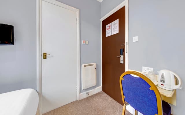 OYO Bostons Manor Hotel, Hanwell London - photo 5