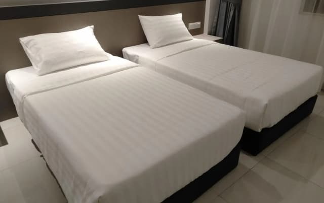 Savanna Hill Resort - photo 2