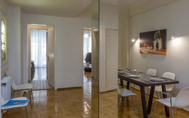 Elite Downtown Central 5th Floor Apartment - photo 4