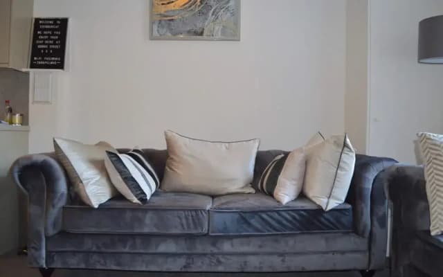 Central 3 Bedroom Flat - photo 2