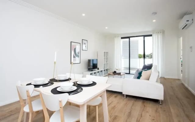 Designer Executive Apartment + Parking near Train - photo 3