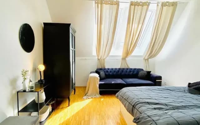 Comfy 3BR Apt With Living Room Balcony - photo 4