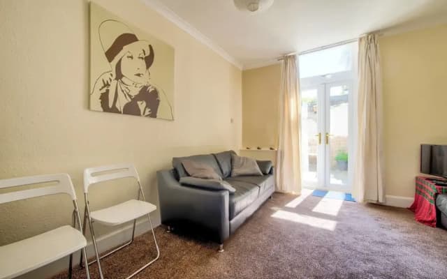 Central Apartment With Private Courtyard Space - photo 3