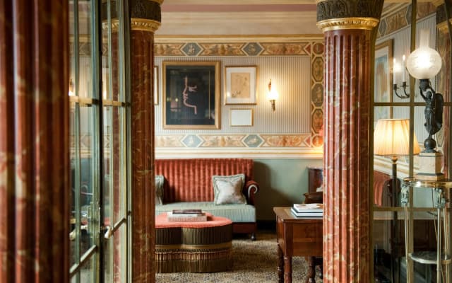 L'Hotel - photo 2