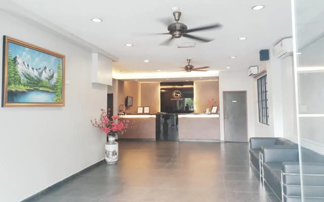 Golden Court Hotel - photo 2