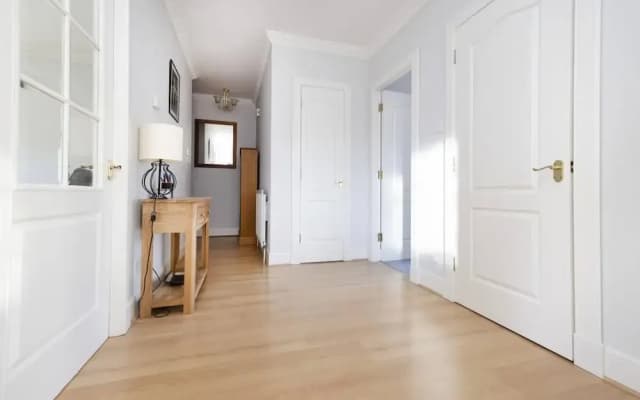 Modern Flat with Free Parking - photo 3