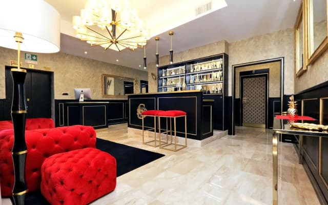 Spanish Diamond Luxury Suites & Jacuzzi - photo 2