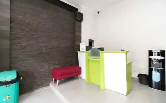 Urbanview Hotel Bizhome Artha Gading Boulevard by RedDoorz - photo 2