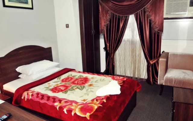 OYO 152 Lapaz Hotel - photo 4