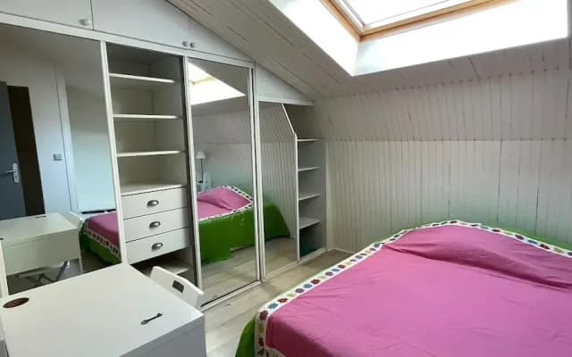 Bright bedroom in a family house - photo 2