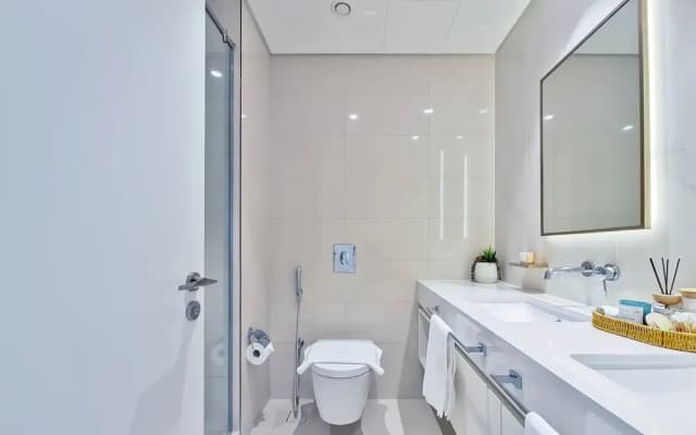 Stylish 2BR in Emaar Beach Front w/ Private Beach - photo 2
