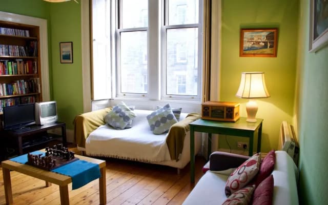 Traditional 3 Bedroom Apartment in Bruntsfield - photo 2