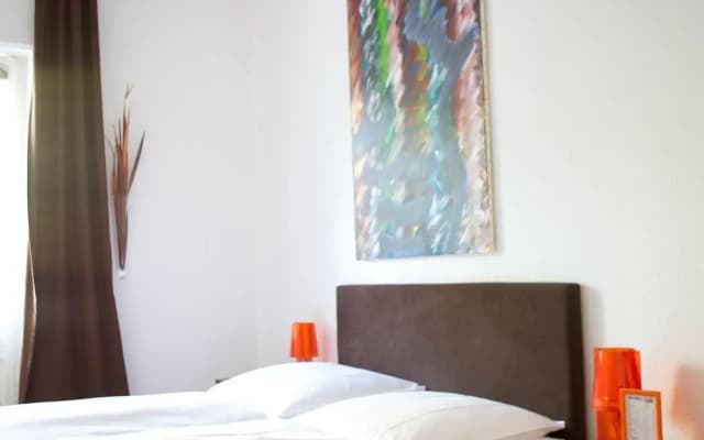 Tom's Hotel - photo 5