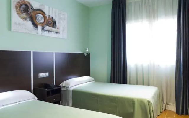 Hostal Avenida Barajas - photo 4