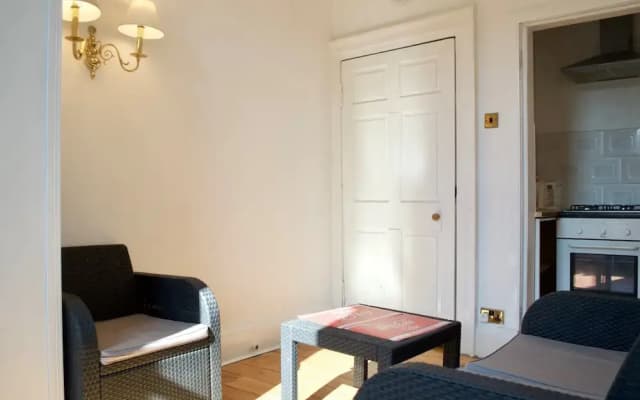2 Bedroom Flat In Central Edinburgh - photo 3