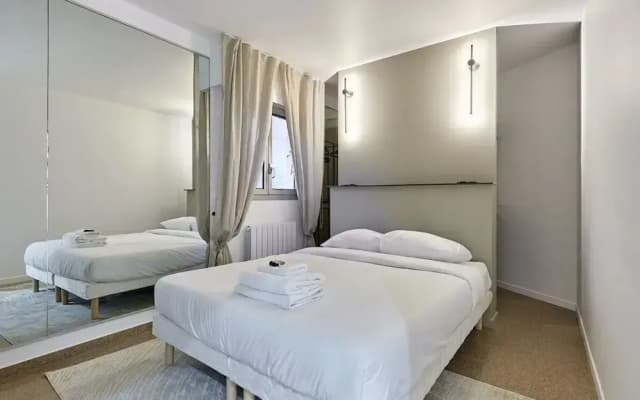 Modern Parisian Apartment Center of Paris - photo 2