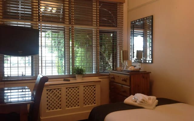 Oak Lodge Hotel - photo 2