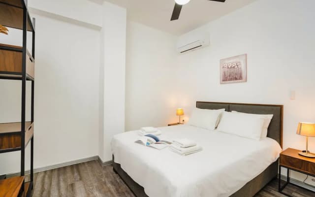 "sanders Home Suites - Bright Downtown 1-bdr. Apt." - photo 2