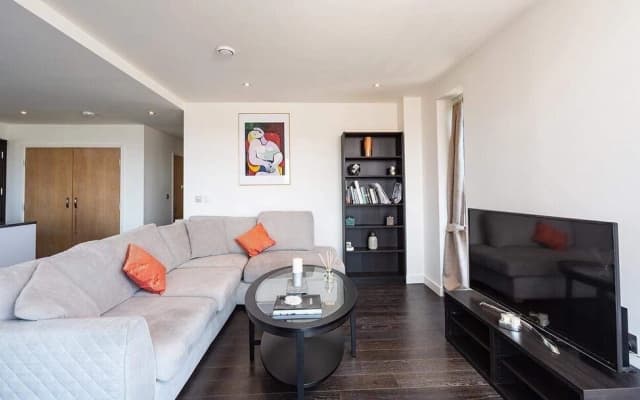 2 Bed Luxury Apartment in N. Greenwich - photo 3