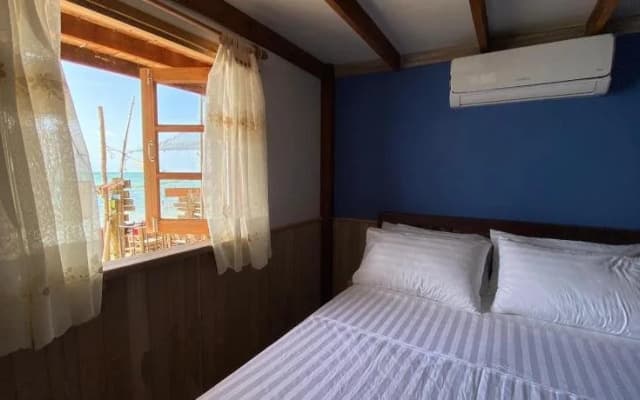 Castaway Beach Bungalows - photo 3