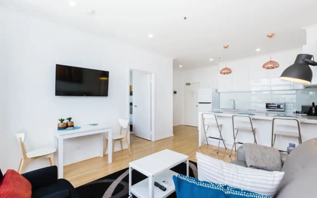 ROLAND, 1BDR Melbourne Apartment - photo 4