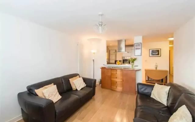 2 Bedroom Apartment In Edinburgh - photo 3