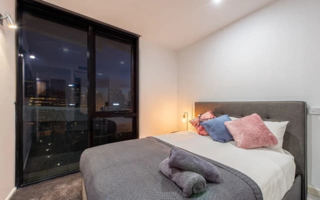 Luxury 3 Bed 2 Bath City Views - photo 2