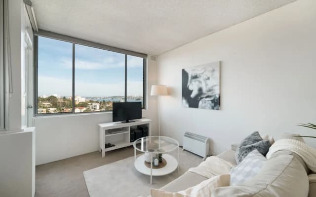 Bright And Sunny Studio Apartment - photo 2