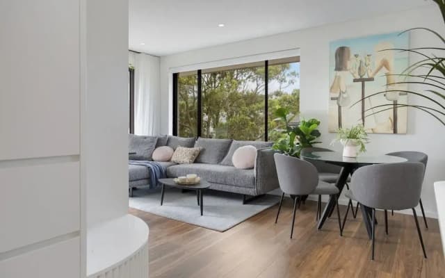 North-east Facing Modern 2-bed Apartment - photo 3