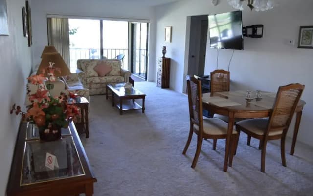 Beautiful 2 Bedroom 2 Bath Condominium - photo 4
