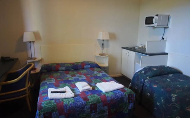 Linwood Lodge Motel - photo 3