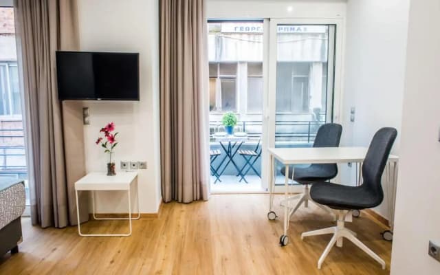 A25 Pristine & Sunny flat with balcony at downtown Athens - photo 3