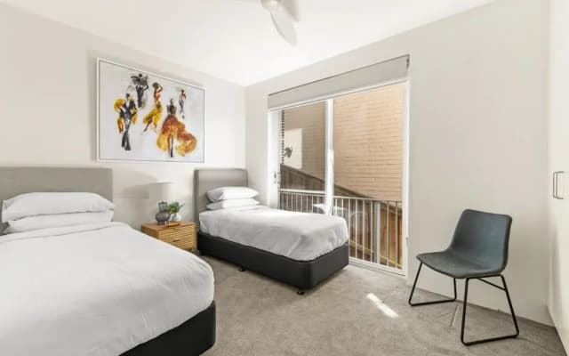 2-bed Harbourside Home With Views in Fab Location - photo 3