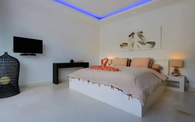 Elegant Private Villa, 3 BR, Seminyak With Staff - photo 3