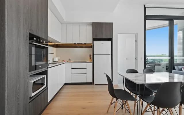 Generous 2-bed Apartment With Great Amenities - photo 4